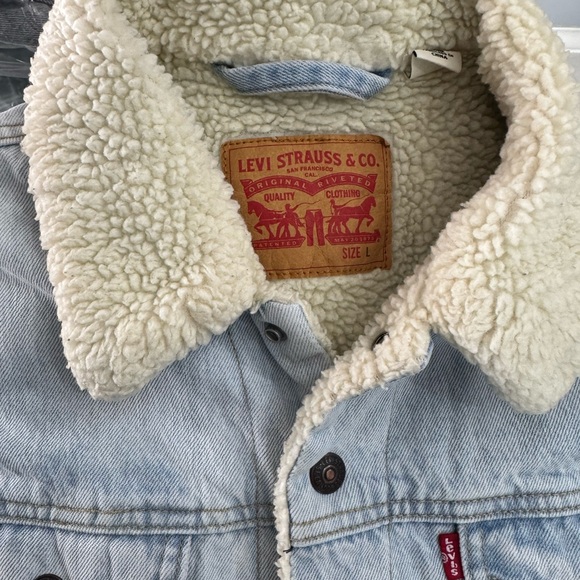 Levi's Men's Light Blue Denim Jacket with Cream Sherpa Collar - Picture 8 of 8